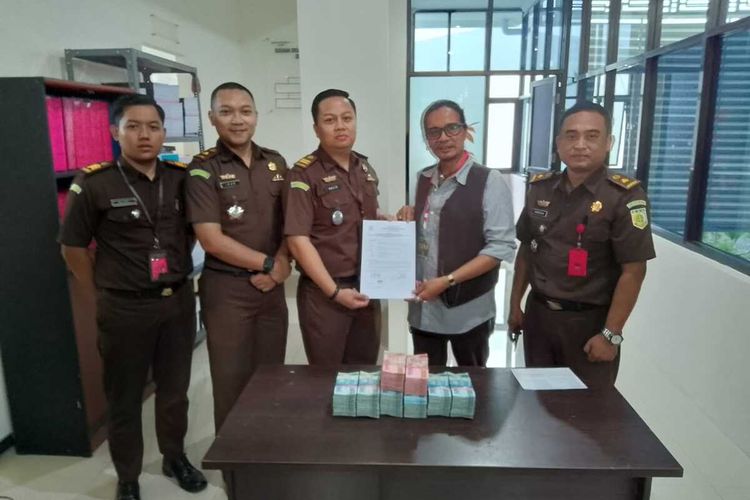 Kejaksaan Negeri Bangkalan membeberkan uang pengembalian kerugian negara dari perkara korupsi penggelapan bantuan PKH Desa Kelbung, Kecamatan Galis, Kabupaten Bangkalan, Selasa (3/1/2023).