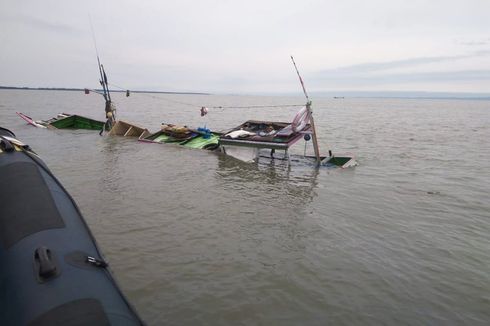 Sebuah Perahu Nelayan Tenggelam Ditabrak 