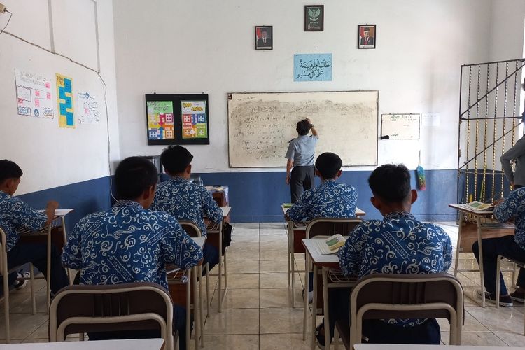 Seorang pengajar tengah memberikan materi Bahasa Inggris kepada warga binaan yang bersekolah di tingkat SMP di Lembaga Pembinaan Khusus Anak (LPKA) Kelas 1 Tangerang pada Rabu (23/8/2023).