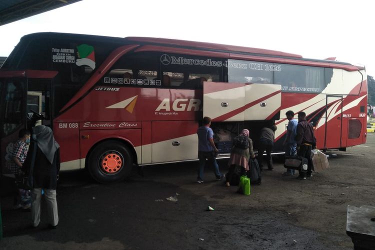 Para penumpang di Terminal Jatijajar memilih berangkat mudik lebih awal lantaran mengejar harga tiket yang murah, Senin (18/4/2022).