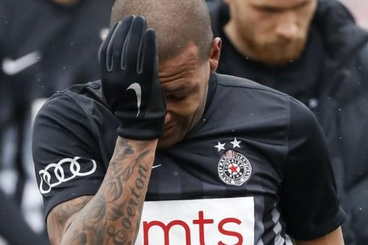 Gelandang FK Partizan, Everton Luiz, menangis seusai mendapat hinaan bernada rasialis dari fans Rad Beograd dalam pertandingan di Stadion Kralj Petar Prvi , Minggu (19/2/2017).