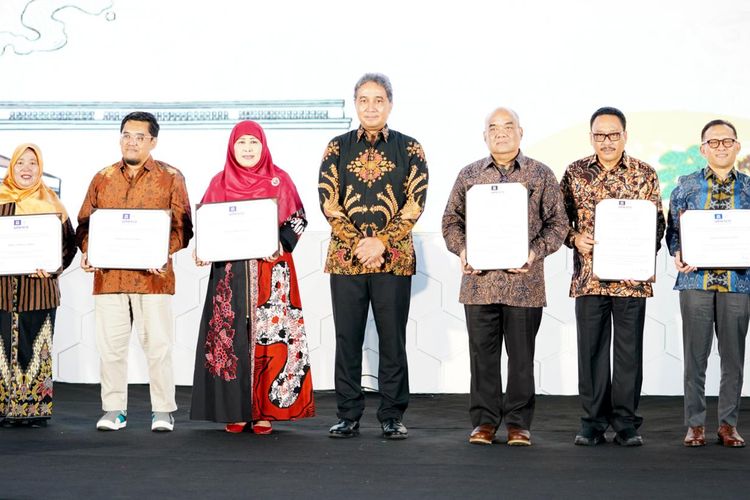 Penyerahan sertifikat inskripsi Warisan Budaya Dunia yang asli dari UNESCO di Graha Insan Pendidikan Berprestasi, Kantor Kemendikbud Ristek, Jakarta, Kamis (25/4/2024).