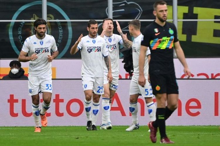 Suasana perayaan gol Andrea Pinamonti pada laga pembuka pekan ke-36 Liga Italia yang mempertemukan Inter Milan vs Empoli di Stadion Giuseppe Meazza, Jumat (6/5/2022).