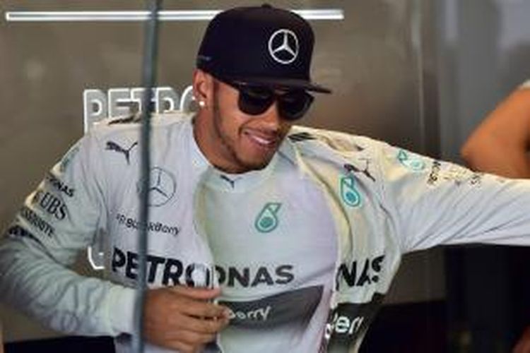 Pebalap Mercedes asal Inggris, Lewis Hamilton, memakai baju balap jelang sesi latihan ketiga GP Italia di Sirkuit Monza, Sabtu (6/9/2014).