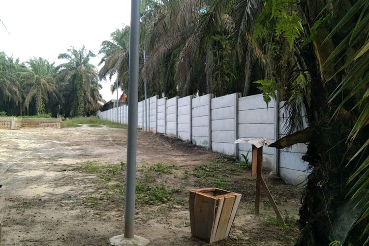 Pembangunan pagar beton oleh pemilik lahan telah menutup akses jalan menuju gereja Pentakosta Indonesia di Sungai Bahar, Kabupaten Muaro Jambi
