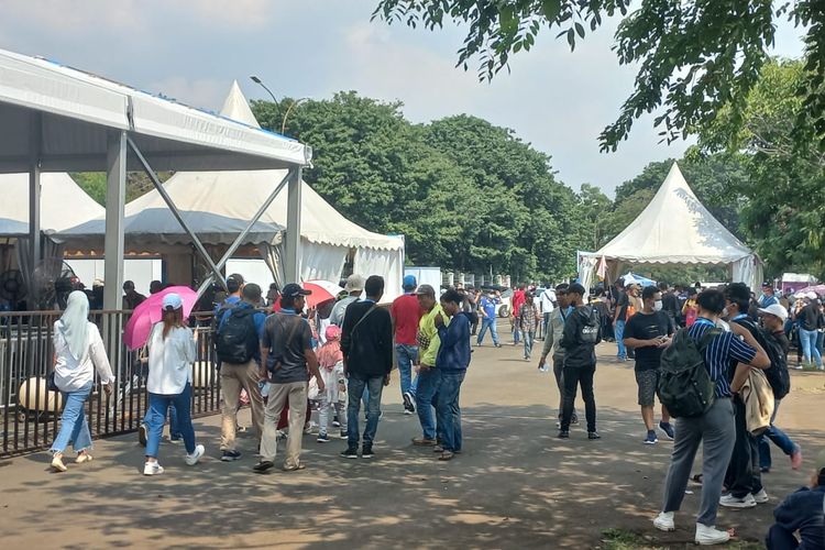 Sejumlah orang menawarkan tiket kepada warga yang berdatangan ke area penukaran tiket Formula E di JiExpo Kemayoran, Jakarta Pusat, Sabtu (4/6/2022).