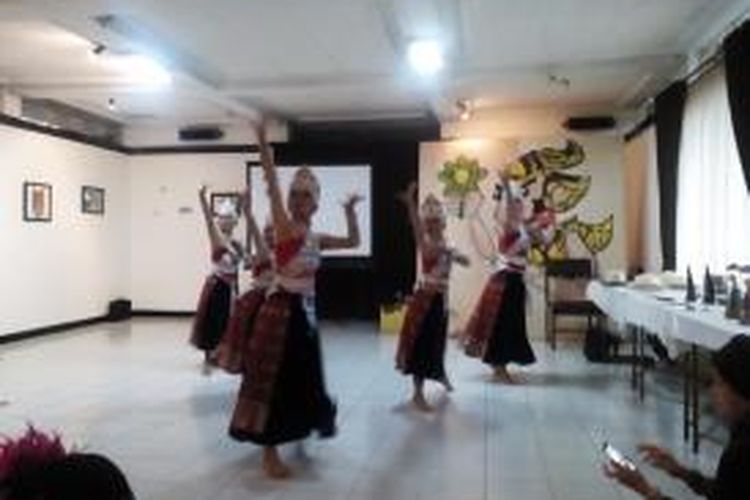 Sejumlah pelajar saat melakukan tarian jaipong dalam kegiatan Seminar Hak Kekayaan Intelektual Budaya Tradisonal Alsa Care and share 2015 Fakultas Hukum Unpad di Dago Tea House, Kota Bandung, Minggu (13/12/2015).