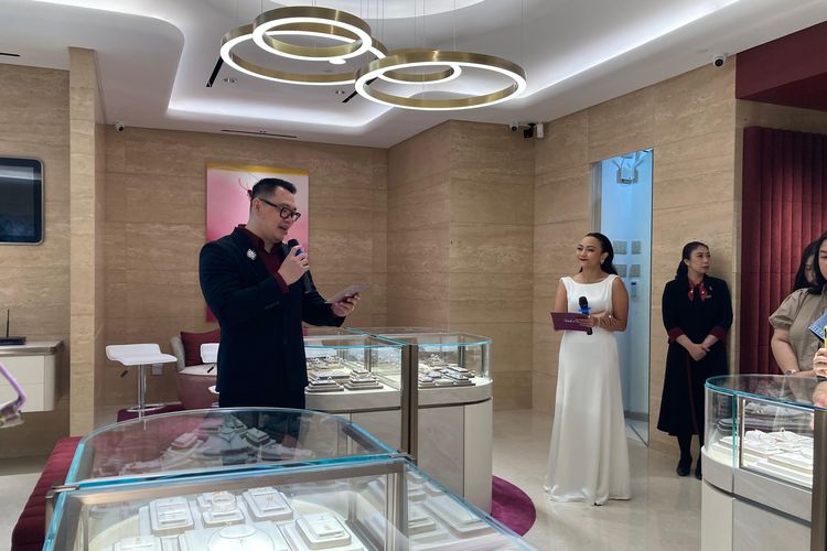 General Manager Frank & co. Rolly Soesanto dalam pembukaan kembali gerai pertama Frank & co. di Indonesia di Pondok Indah Mall 1, Jakarta Selatan, Minggu (5/10/2025).
