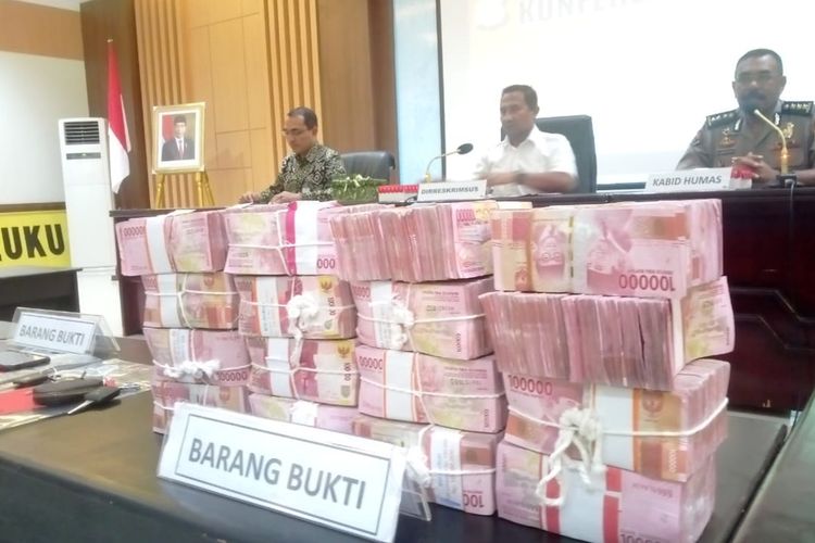 Dirkrimsus Polda Maluku, Kombes Pol Firman Nainggolan (tengah) didampingi Kabid Humas Polda Maluku, Kombes Pol Muhamad Roem Ohoirat (kanan) dan Pimpinan BNI Wilayah Makassar Afrizal saat menyampaikan keterangan pers terkait kasus penggelapan dana nasabah BNI Cabang Ambon di kantor Polda Maluku, Selasa (22/10/2019).