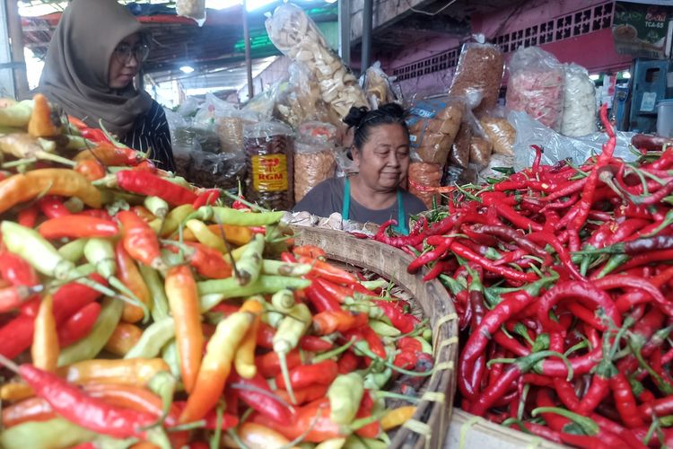 Saat pedagang pasar Karangayu Semarang, Jawa Tengah melayani pembeli.