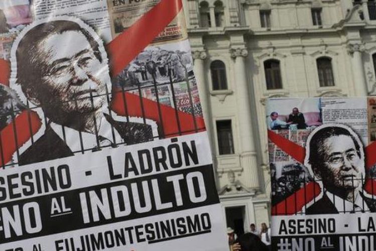 Aksi protes membanjiri kawasan Lima, Peru, setelah diktator Alberto Fujimori mendapatkan pengampunan dari pemerintah. (Deutsche Welle)