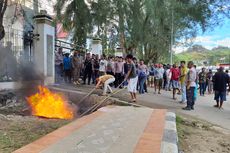 Sopir Angkot Bakar Ban di Depan Kantor Wali Kota Sorong