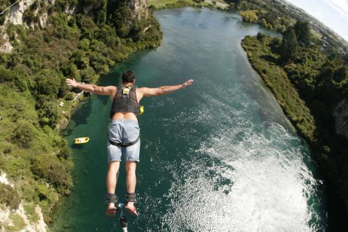 Bungy Jumping di Sungai Waikato, Taupo, Selandia Baru.