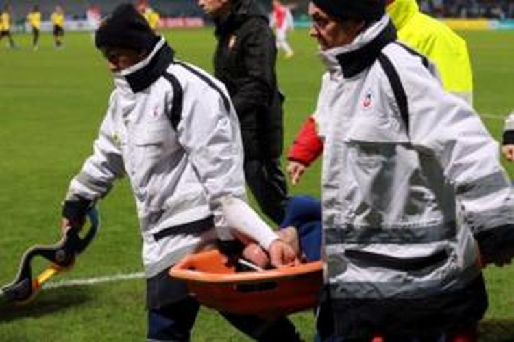 Striker AS Monaco, Radamel Falcao, ditandu keluar lapangan karena cedera lutut pada laga melawan Chasselay di ajang Coupe de France di Stade de Gerland, Lyon, Rabu (22/1/2014).