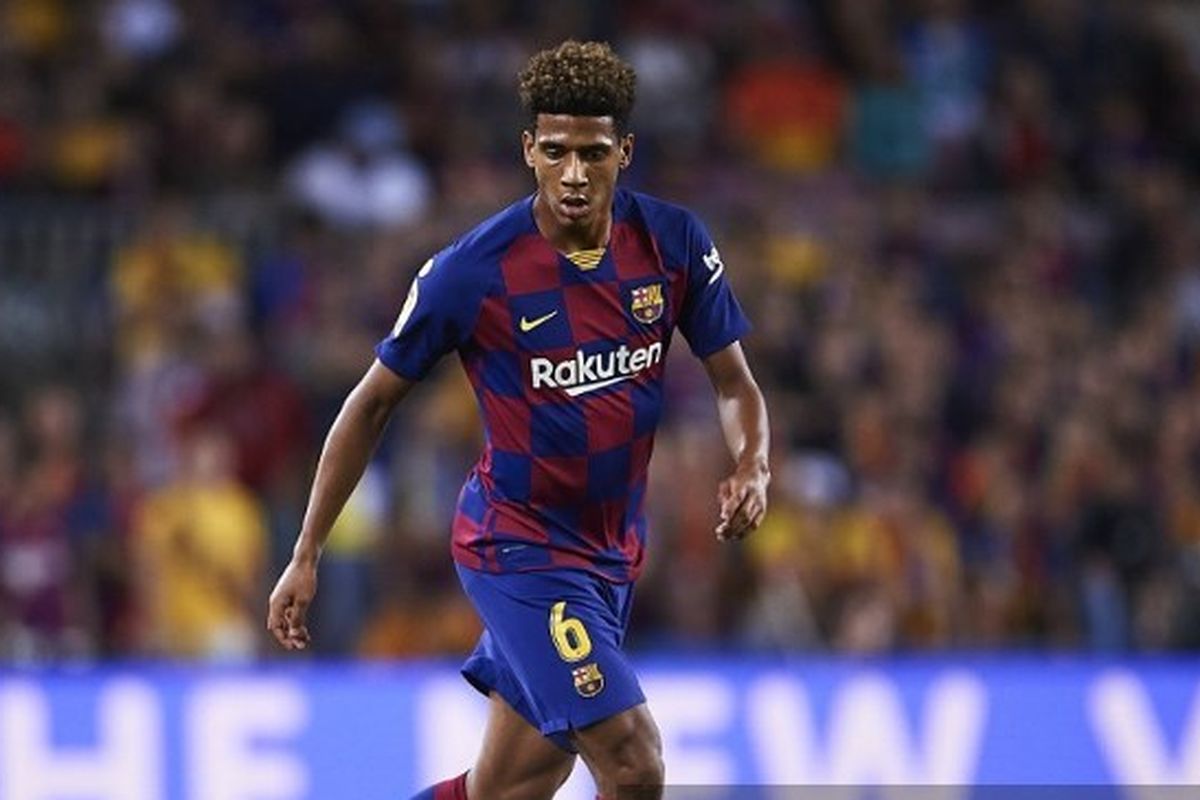 Jean Clair Todibo dari FC Barcelona beraksi saat pertandingan Liga antara FC Barcelona dan Sevilla FC di Camp Nou pada 06 Oktober 2019