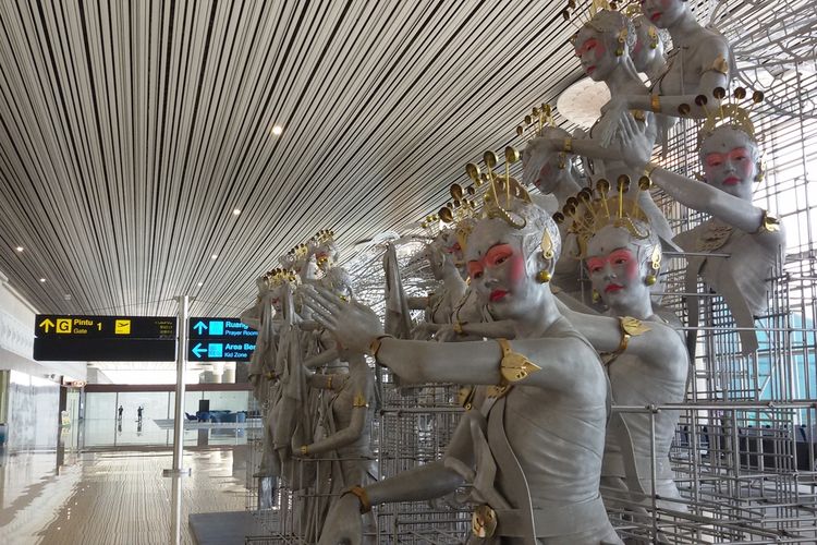 Artwork atau karya seni memenuhi semua sisi Bandar Udara Yogyakarta International Airport (YIA). Bentuknya ada diorama, relief hingga patung. Semuanya menunjukkan Yogyakarta.