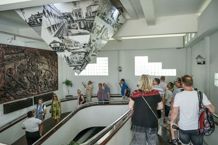 Para wisatawan saat berkunjung ke Monumen Tugu Pahlawan, Surabaya, Jawa Timur.