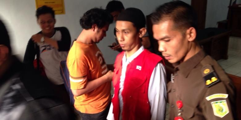 Prio Santoso (24) keluar ruangan sidang setelah selesai membacakan pembelaan di Pengadilan Negeri Jakarta Selatan, Rabu (11/11). 