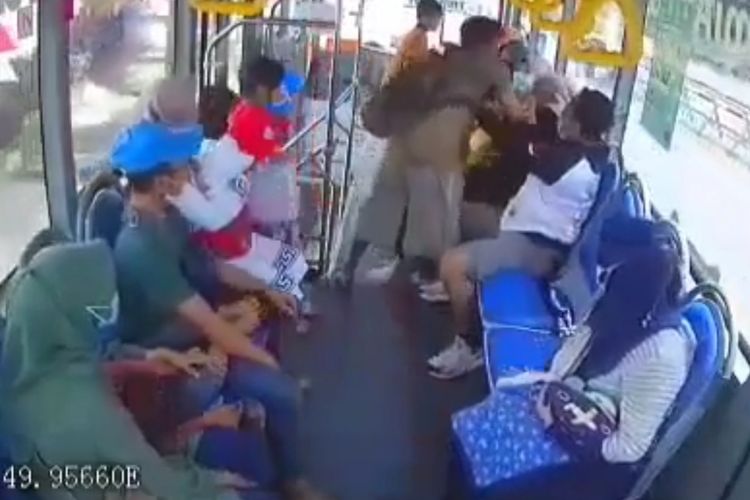 Tangkapan layar pria di Banjarbaru serang dan aniaya seorang wanita di atas Bus Trans Banjarbakula. 