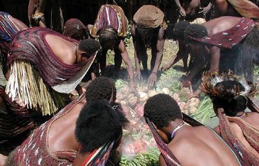 Tradisi bakar batu