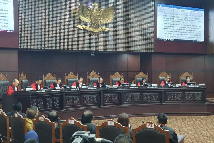 Sidang putusan uji materi terkait aturan publikasi hasil survei dan hitung cepat (quick count) pada Pemilu 2019, Selasa (16/4/2019), di Gedung MK, Jakarta Pusat.