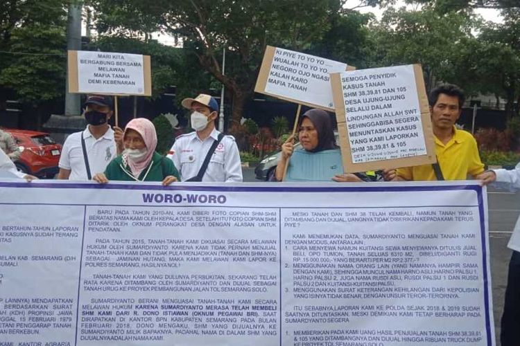 Yanti warga Kabupaten Semarang unjuk rasa di depan Kantor Polda Jateng karena tanahnya diserobot