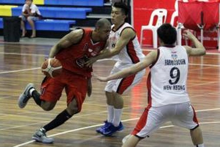 Josh Warren (22), pebasket Hang Tuah Sumsel asal Amerika Serikat, melakukan free throw saat laga lanjutan melawan Farmchochem Malaysia, di turnamen Mutiara Champions Cup yang digelar di Bukit Serindit Indoor Basketball Court, Melaka, Malaysia, Minggu (30/8) petang. Hang Tuah Sumsel berhasil memenangkan pertandingan dengan skor akhir 90 - 81.