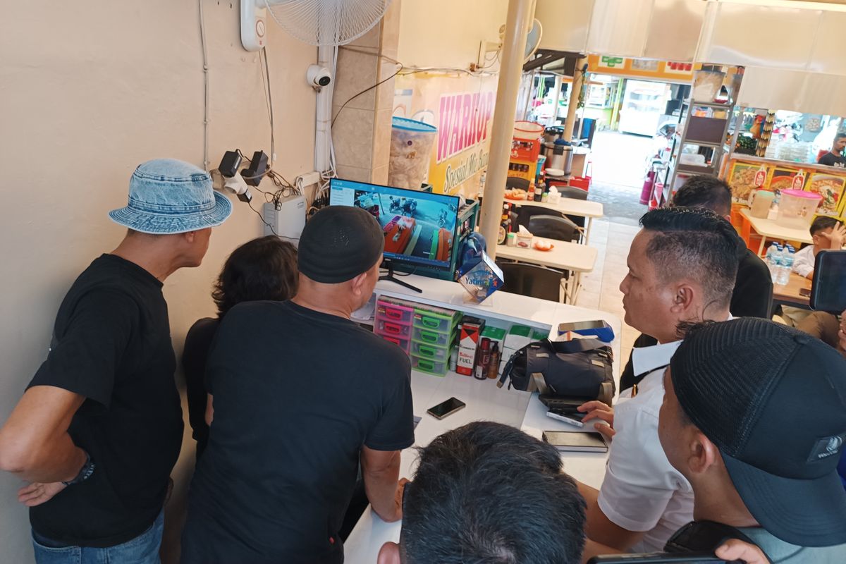Kasat Reskrim Polrestabes Medan Kompol Jama Kita Purba bersama personel lainnya mengecek kamera CCTV di warung mie Aceh di Jalan Misbah, Kecamatan Medan Maimun, Kota Medan pada Selasa (11/6/2024). 