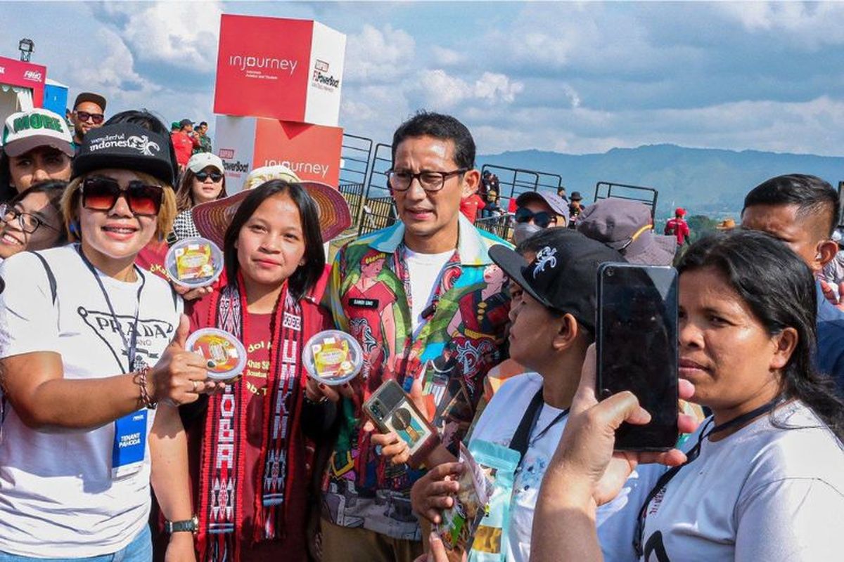 Menparekraf Sandiaga Uno meninjau pelaksanaan event internasional F1 PowerBoar Toba.  
