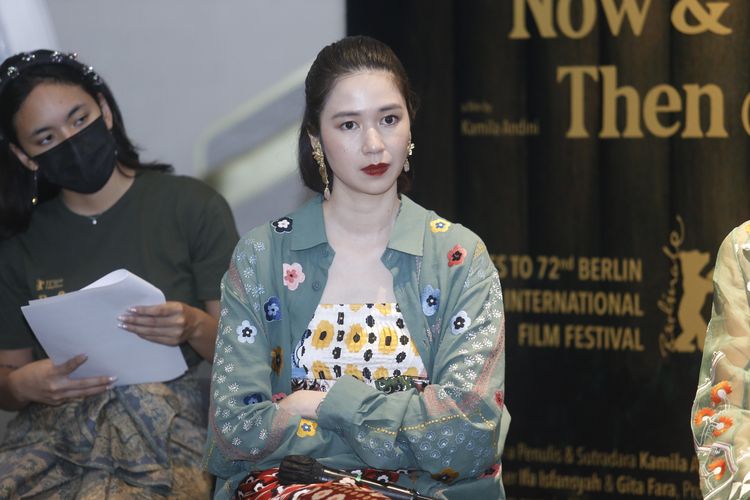 Aktris peran Laura Basuki kesulitan mempelajari cengkok dan pelafalan eu di Bahasa Sunda ketika syuting film Nana (Before, Now, and Then).