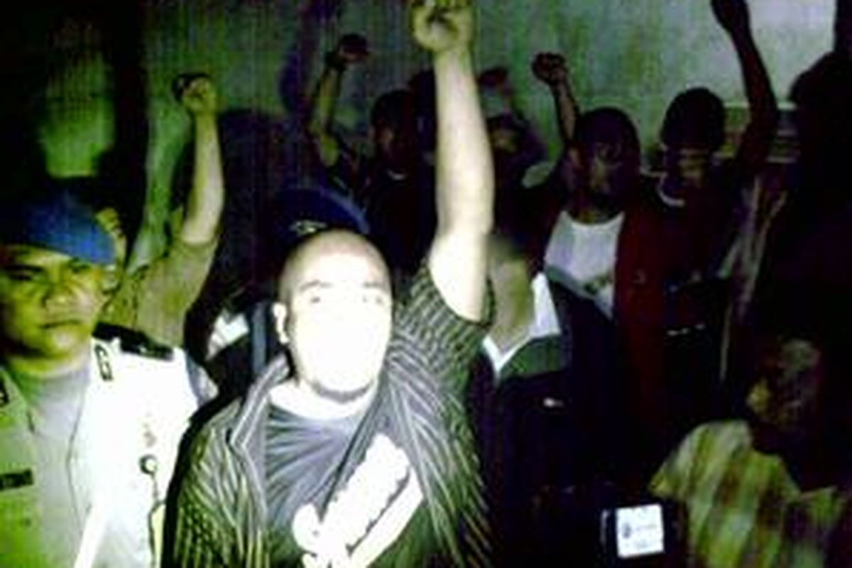 Laode Kamalludin (kepala botak) bersama belasan aktivis Kapak seusai menjalani pemeriksaan di Polda Metro Jaya.