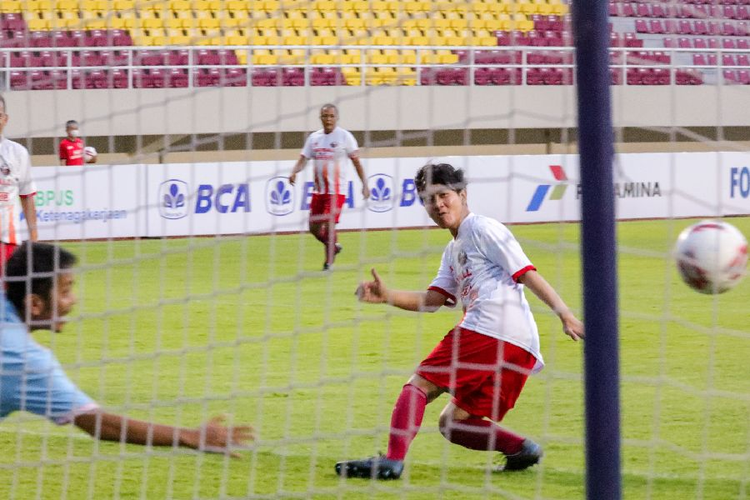 Aksi permainan sepak bola Gibran Rakabuming Raka saat laga pembuka Turnamen Sepak Bola Wartawan se-Indonesia Piala Gibran 2022, di Stadion Manahan, Kota Solo, Jawa Tengah, Sabtu (12/2/2022)