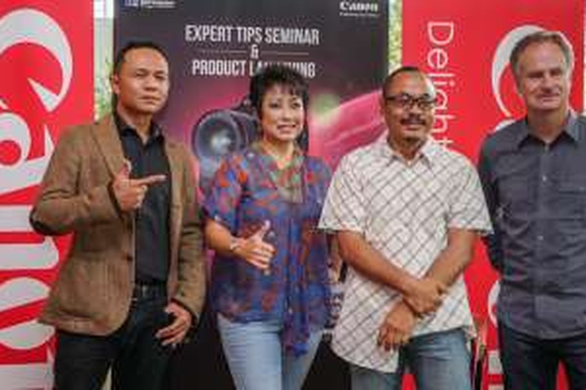 Direktur Divisi Canon PT Datascrip Merry Harun (kedua dari kiri) berfoto bersama jurnalis foto profesional dalam acara peluncuran kamera DSLR Canon EOS-1DX Mark II di Jakarta, Sabtu (30/4/2016)