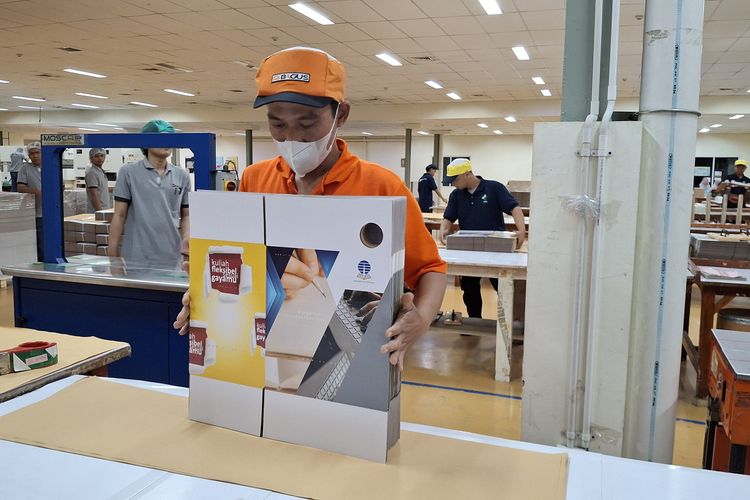 Salah satu pekerja pabrik PT Penjalindo Nusantara (Metaform) tengah merapikan kemasan yang belum dilipat untuk kemudian dikelompokkan dan dikirim ke tujuan.