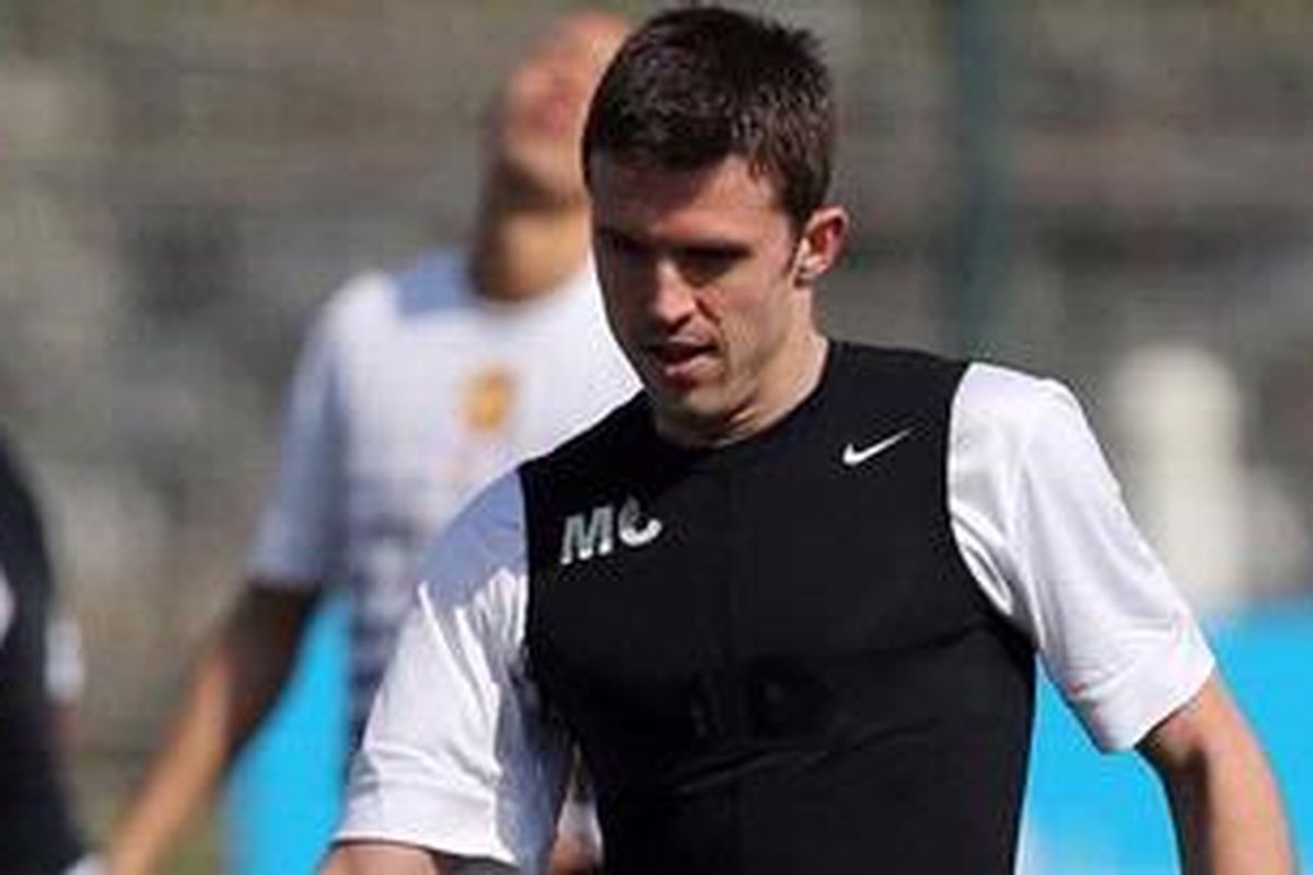 Gelandang Manchester United dari Inggris, Michael Carrick, tengah menjalani sesi latihan di Aspire Academy for Sports Excellence di Doha, Qatar pada 22 Januari 2013. Skuad MU menjalani pemusatan latihan di Doha selama empat hari. 