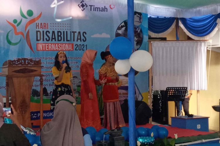 Oktria (paling kiri) saat melantunkan lagu A Million Dreams di YPAC Pangkalpinang, Bangka Belitung, Jumat (3/12/2021).