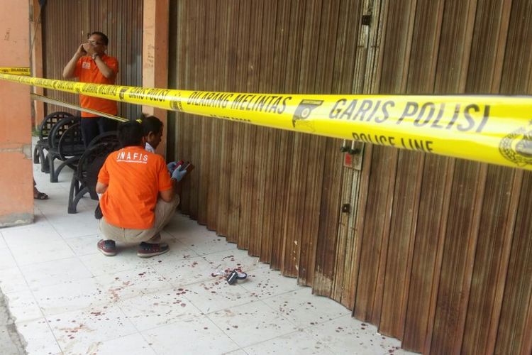 Petugas kepolisian saat olah tempat kejadian perkara (TKP) kasus pembunuhan dua pria di tempat karaoke di Jalan Arifin Ahmad, Kecamatan Marpoyan Damai, Pekanbaru, Riau. 