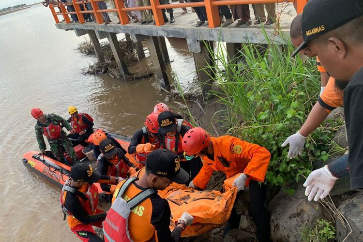 Seorang Kakek bernama Darusman (71) yang hanyut disungai Bogowonto Purworejo ditemukan tewas. Korban ditemukan sejauh 30 kilometer dari tempat kejadian perkara. 