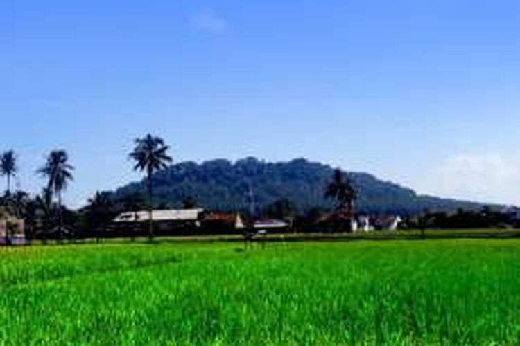 Gunung Tidar di Kota Magelang, Jawa Tengah. 