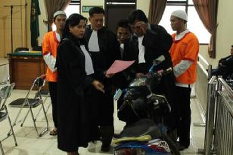 Jaksa Kejari Semarang, Adiana Windawati menunjukkan barangbukti berupa Motor Mio yang digunakan pelaku untuk menjambet di depan terdakwa dan Penasehat hukum dalam sidang di Pengadilan Negeri Semarang.