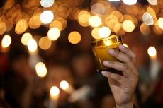 Warga Jayapura Bakar 1.000 Lilin Desak Bebaskan Ahok