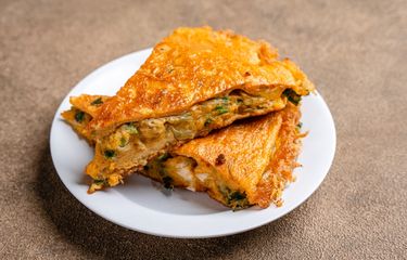 Ilustrasi telur dadar. Mencampur kuning dan putih telur seperti olahan telur dadar disebut dapat memicu kanker dan diabetes.