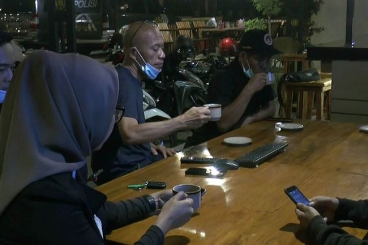 Tamu Polsek Pekalongan Selatan tengah menikmati kopi.