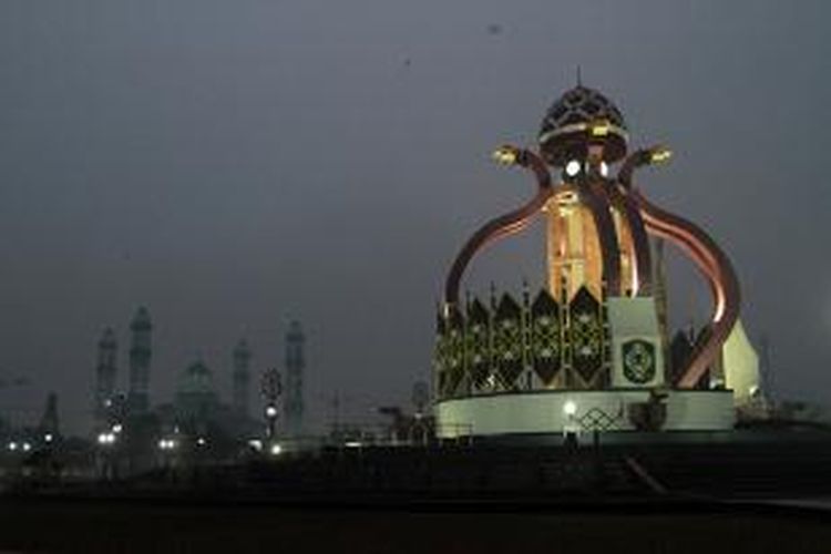 Tugu di bundaran Kota Sampit (26/10/2015). Kabut asap menyelimuti sepanjang jalan Trans Kalimantan dari Pontianak hingga Palangkaraya.