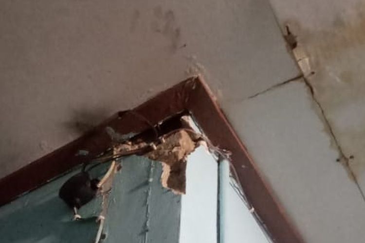 Dinding rumah warga di Madiun, Jawa Timur mengalami retak ringan akibat gempa M 6,0 Pacitan.