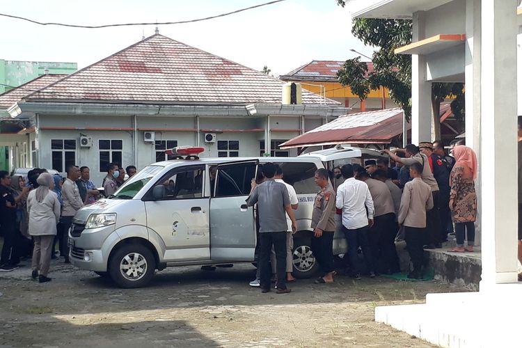 Jenazah Aipda Paimbonan saat dibawa dengan menggunakan mobil jenazah dari Rumah Sakit Siti Aisyah kota Lubuklinggau, Sumatera Selatan, Kamis (15/6/2023).