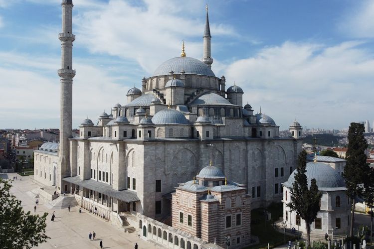 Masjid Fatih di Istanbul peninggalan Muhammad Al Fatih sultan Turki Ottoman yang menaklukkan Konstantinopel pada tahun 1453.