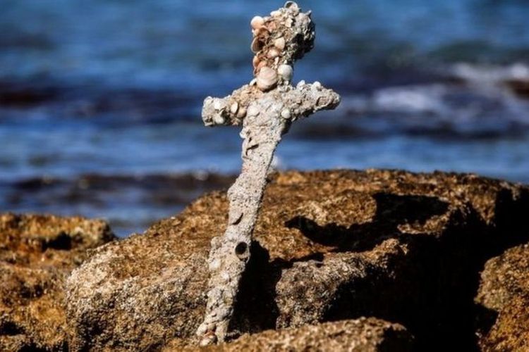 Pedang prajurit Perang Salib ditemukan di lepas pantai Israel. Penemuan langka pedang berusia 900 tahun lalu.
