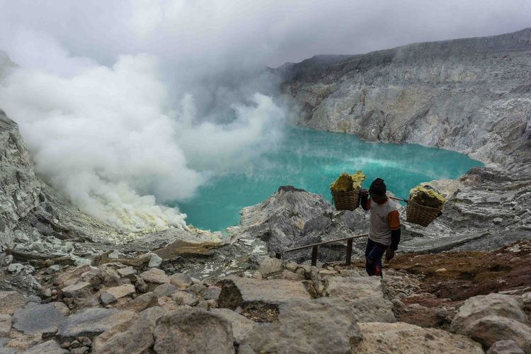 Penambang saat mencari belerang di Kawah Gunung Ijen 