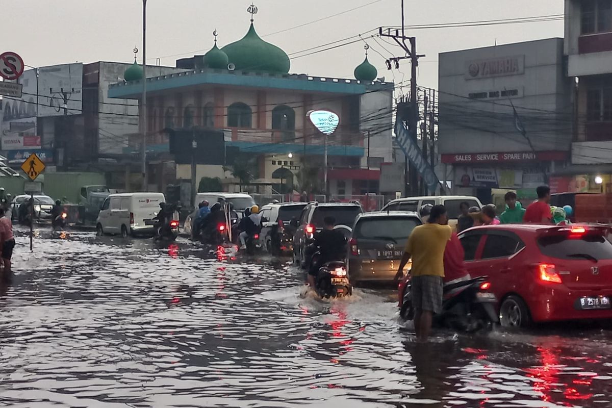 Kondisi Jalan Arif Rahman Hakim, tergenang banjir akibat hujan deras yang mengguyur Kota Depok pada Sabtu (15/10/2022).
